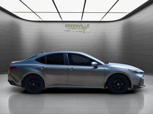 Used 2025 Toyota Camry SE image 8