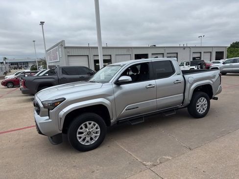 Used 2025 Toyota Tacoma SR5 AWD/4WD image 31