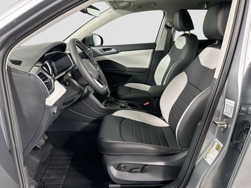 Certified 2025 Volkswagen Taos SEL image 7