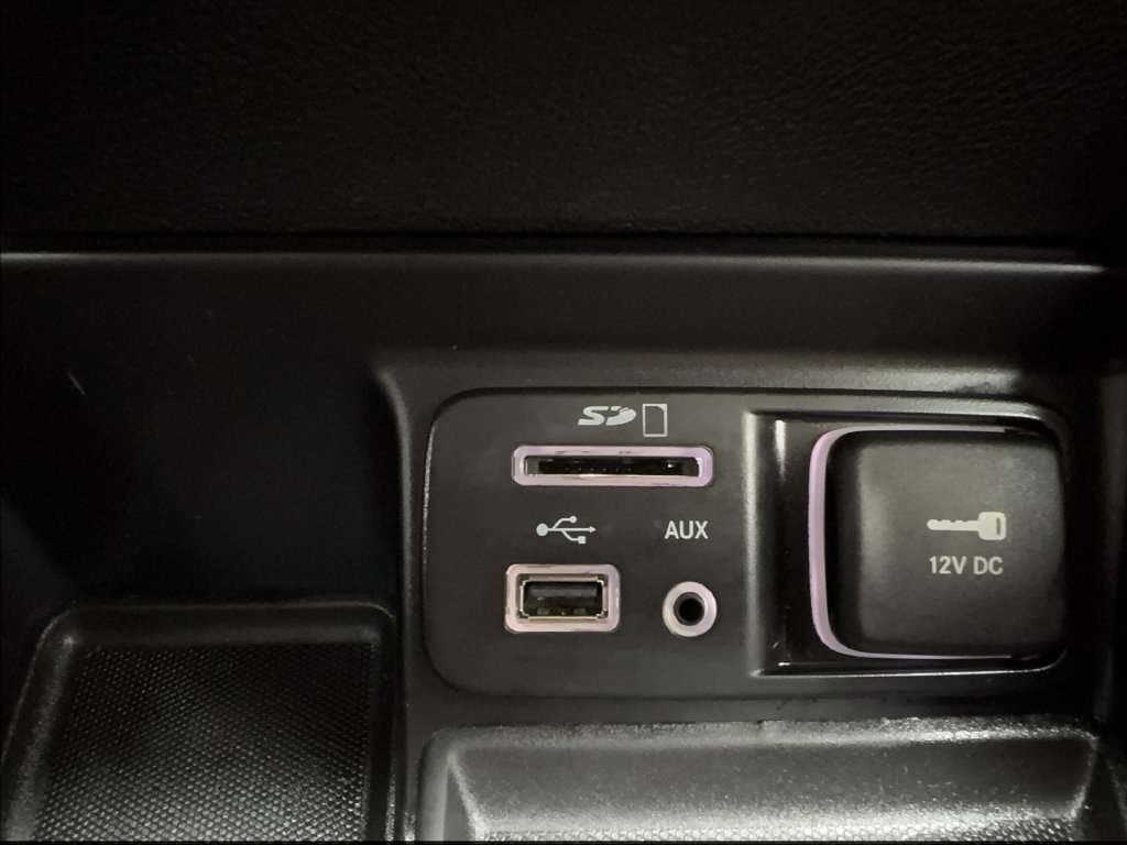 Used 2018 Jeep Cherokee Latitude w/ Altitude Package FWD image 38