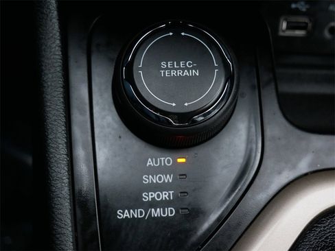 Used 2015 Jeep Cherokee Latitude w/ Cold Weather Group image 21