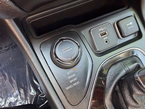 Used 2020 Jeep Cherokee Limited AWD/4WD image 46