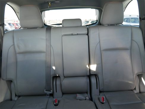 Used 2015 Toyota Highlander XLE image 18