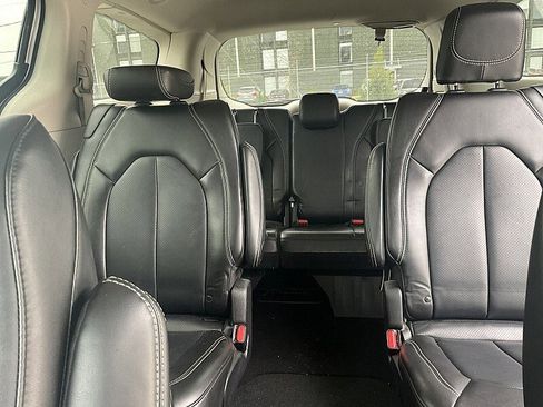 Used 2024 Chrysler Pacifica Touring-L image 17