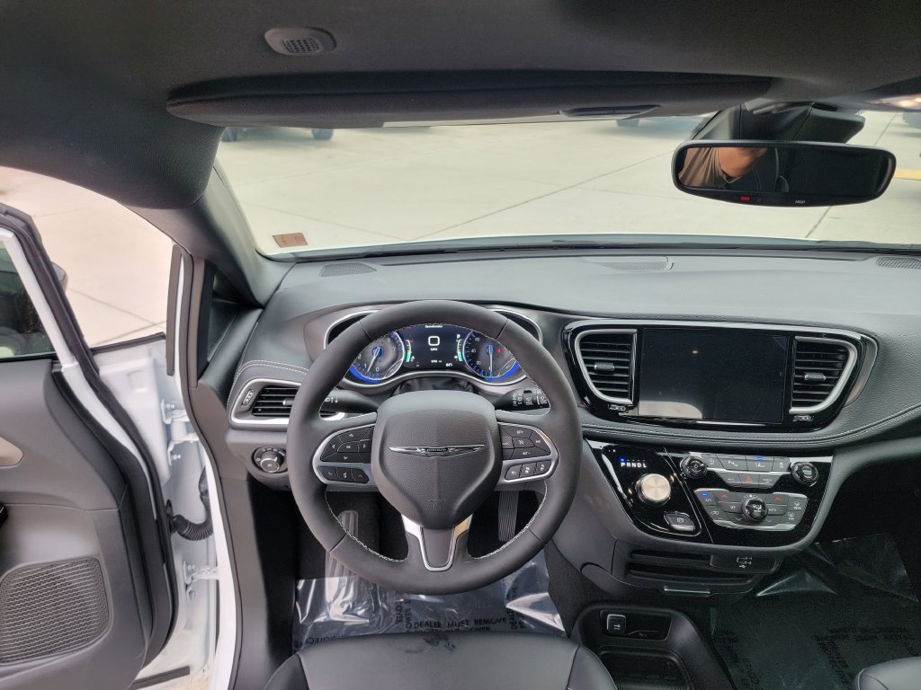 Used 2026 Chrysler Pacifica Select FWD image 19