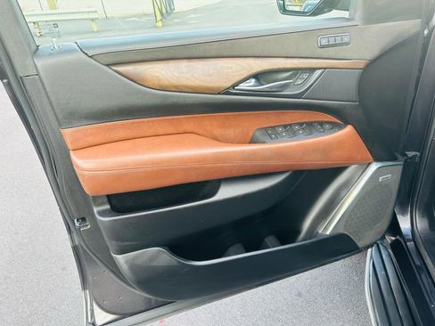 Used 2018 Cadillac Escalade Luxury AWD/4WD image 12