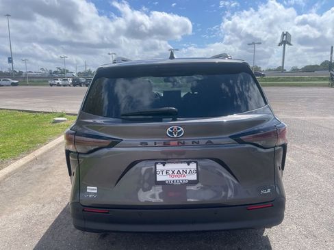 Used 2025 Toyota Sienna XLE image 6