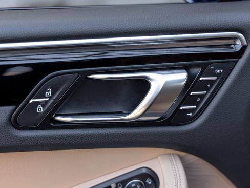 Certified 2026 Porsche Macan AWD/4WD image 22
