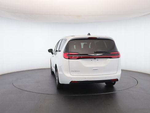 New 2026 Chrysler Pacifica Select image 24