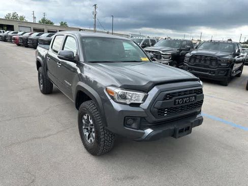 Used 2017 Toyota Tacoma TRD Off-Road w/ Premium & Technology Package AWD/4WD image 24
