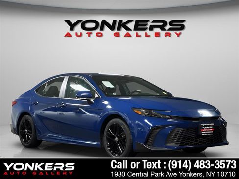 Used 2025 Toyota Camry SE image 14