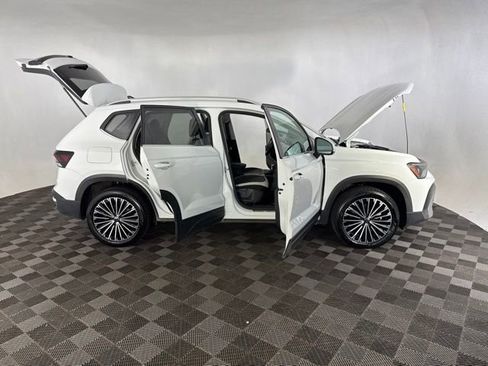 Used 2025 Volkswagen Taos SE FWD image 13