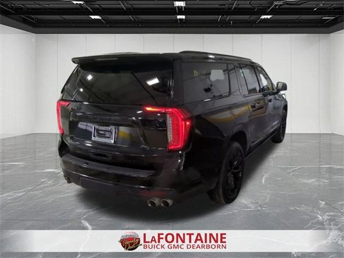 Used 2021 GMC Yukon XL Denali w/ Denali Premium Package image 8