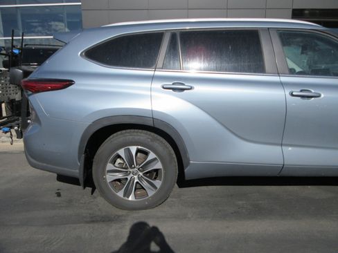 Used 2023 Toyota Highlander XLE AWD/4WD image 9