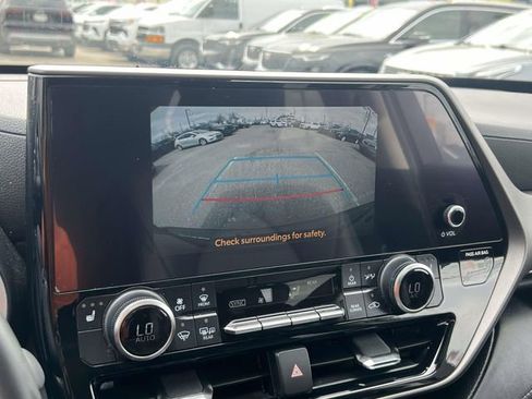 Used 2023 Toyota Highlander XLE AWD/4WD image 30