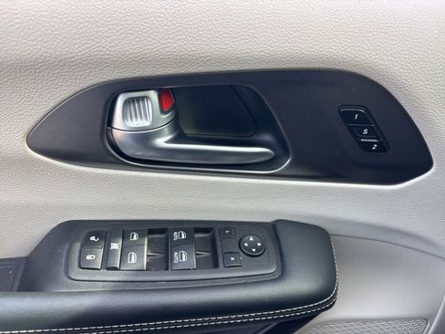 Used 2024 Chrysler Pacifica Touring-L image 16
