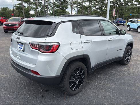 Used 2025 Jeep Compass Latitude w/ Convenience Group AWD/4WD image 6