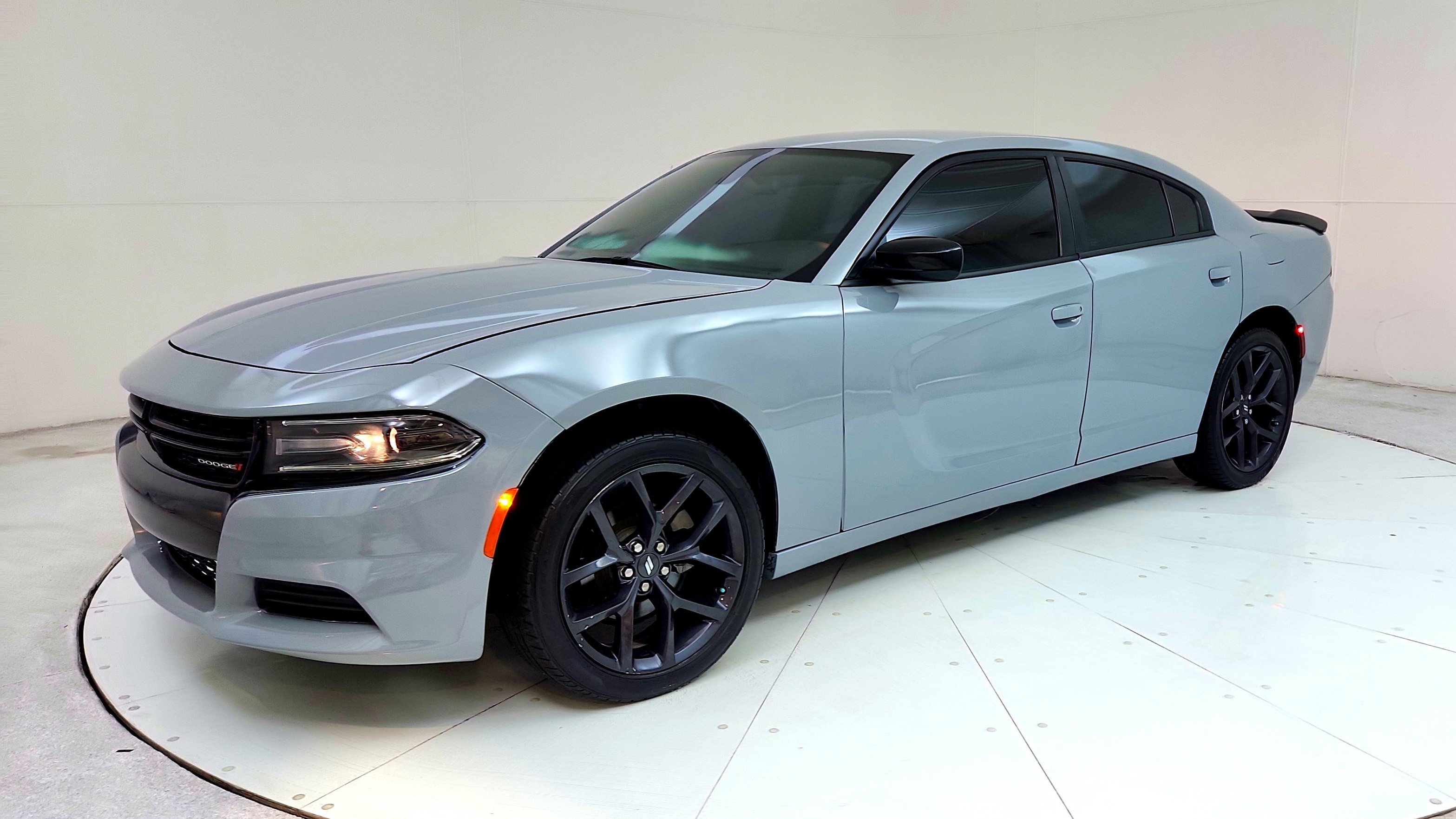 Used 2020 Dodge Charger SXT w/ Blacktop Package RWD image 3