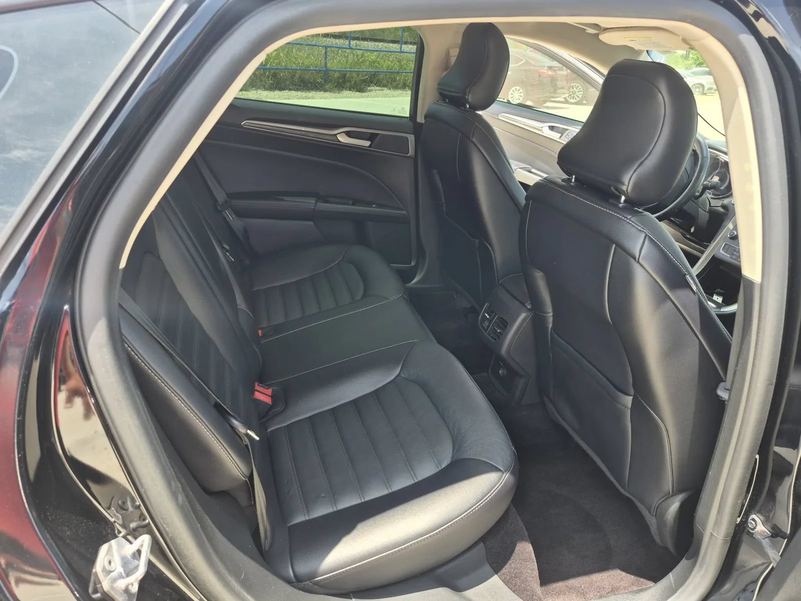 Used 2018 Ford Fusion SE w/ Fusion SE Technology Package FWD image 18