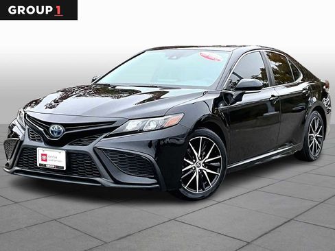 Certified 2022 Toyota Camry SE image 1