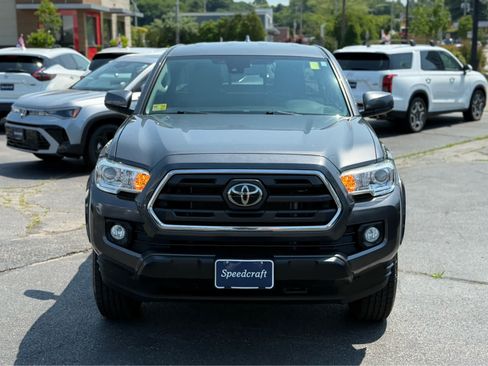 Used 2019 Toyota Tacoma SR5 w/ SR5 Appearance Package (SM) RWD image 2