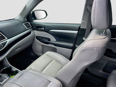 Used 2019 Toyota Highlander XLE AWD/4WD image 5