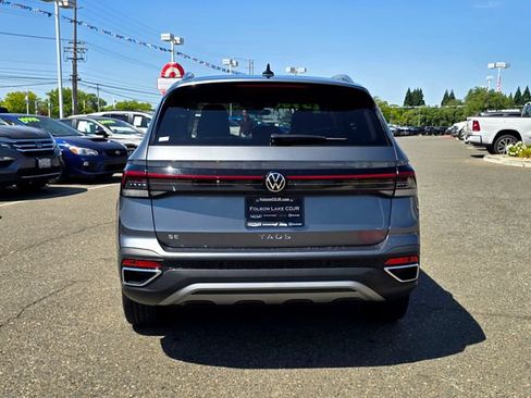 Used 2025 Volkswagen Taos SE FWD image 5