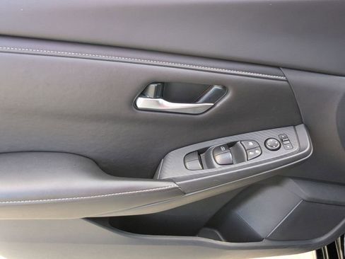 Used 2025 Nissan Sentra SV FWD image 11