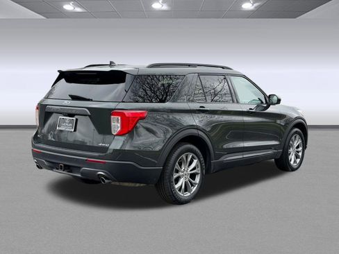 Used 2022 Ford Explorer XLT w/ Equipment Group 202A image 8