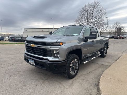 Used 2024 Chevrolet Silverado 2500 Custom w/ Custom Value Package image 2