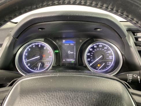 Used 2018 Toyota Camry SE w/ Moonroof Package FWD image 21