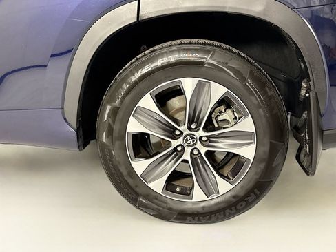 Used 2023 Toyota Highlander XLE AWD/4WD image 32