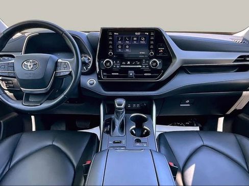 Used 2022 Toyota Highlander XLE AWD/4WD image 10
