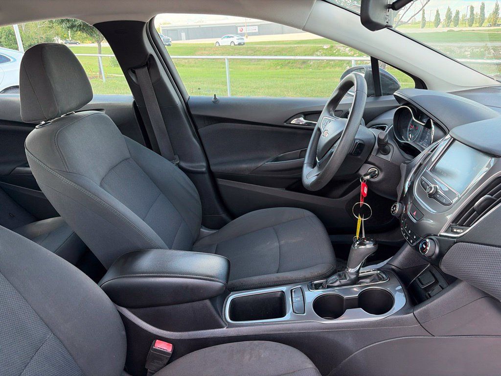 Used 2017 Chevrolet Cruze LT FWD image 26