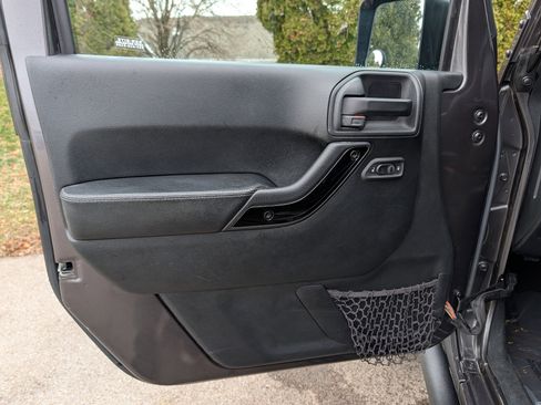 Used 2016 Jeep Wrangler Unlimited Sahara image 27