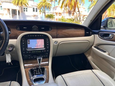 Used 2009 Jaguar XJ Vanden Plas Super V8 Portfolio RWD image 21