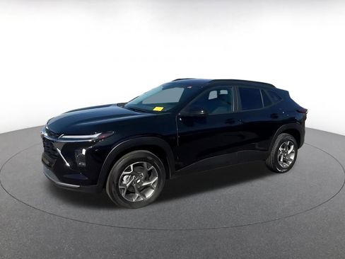 Used 2025 Chevrolet Trax LT FWD image 8