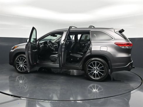 Used 2018 Toyota Highlander SE AWD/4WD image 38