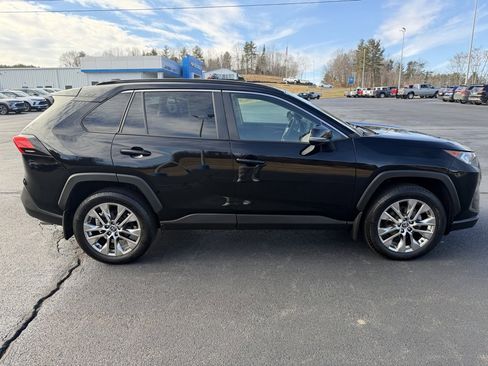 Used 2021 Toyota RAV4 XLE Premium image 10