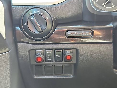 Used 2019 Nissan Titan SV AWD/4WD image 18