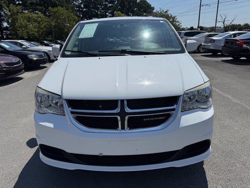 Used 2016 Dodge Grand Caravan SXT image 3