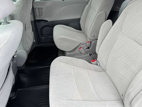 Used 2018 Toyota Sienna LE FWD image 10