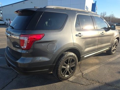 Used 2018 Ford Explorer XLT image 2