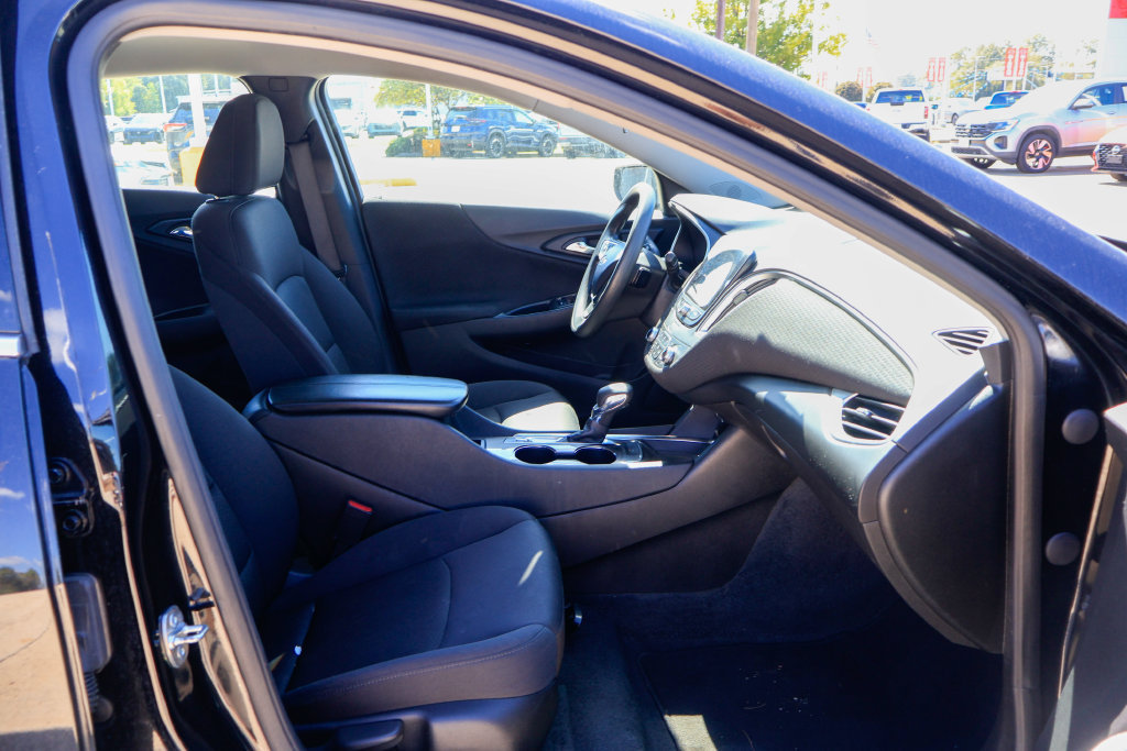 Used 2025 Chevrolet Malibu LT FWD image 8