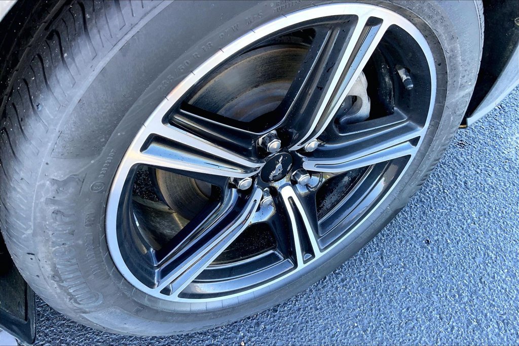 Used 2025 Ford Mustang Coupe RWD image 3