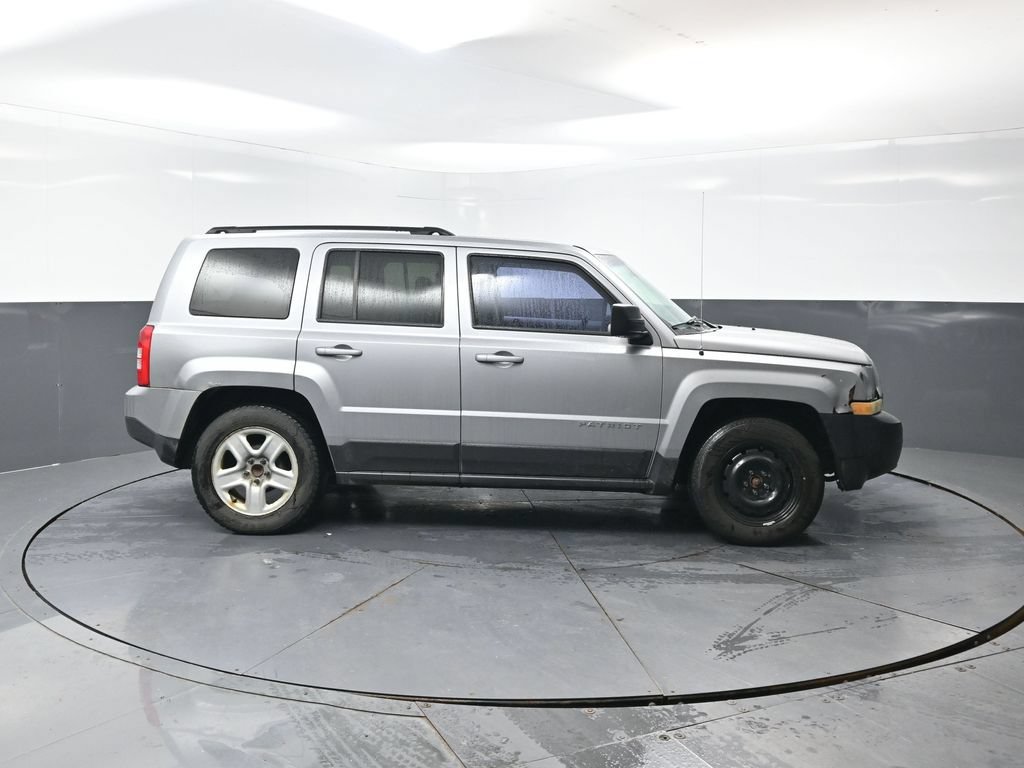 Used 2017 Jeep Patriot Sport w/ Power Value Group FWD image 2