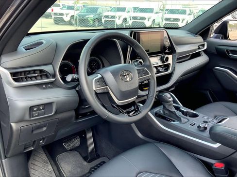 Certified 2025 Toyota Highlander XSE image 17