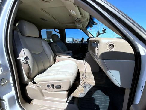 Used 2005 Chevrolet Avalanche Z71 w/ Sun And Sound Package AWD/4WD image 15
