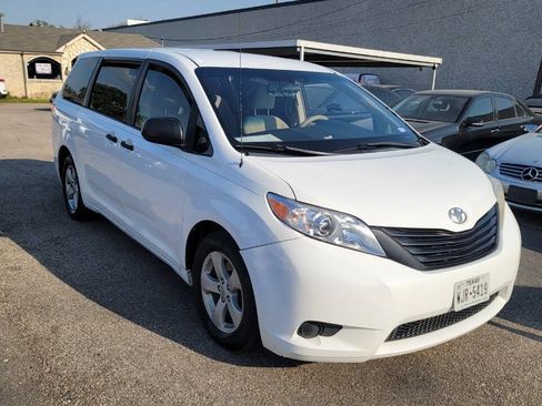Used 2014 Toyota Sienna L FWD image 1