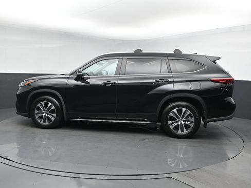 Used 2023 Toyota Highlander XLE AWD/4WD image 4